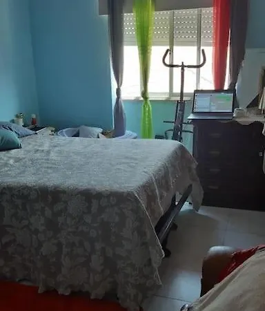Daire Quarto Na Pontinha Em Bom Estado *